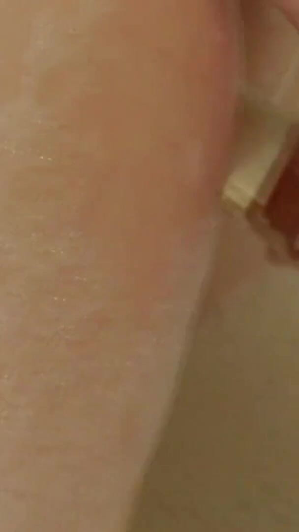 Toy Sluts: Bathing brunette teen pussy toying solo