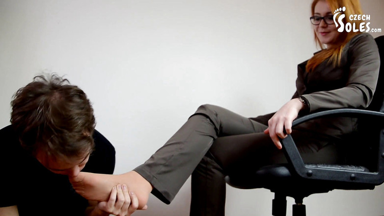Czech Soles - foot fetish content: De therapeut van Foxy gebruikt footdom