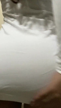 Azgın minyon büyük siyah dildoyla kendini sert sikiyor