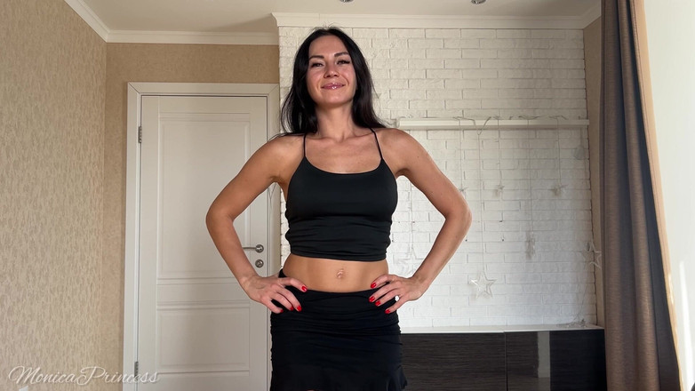 Princess Monica: Test de întindere încercând topuri, burtă și axile tachinare