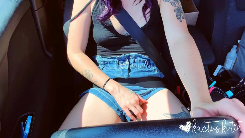 kactus kutie: Awek miang orgasme kuat semasa memandu