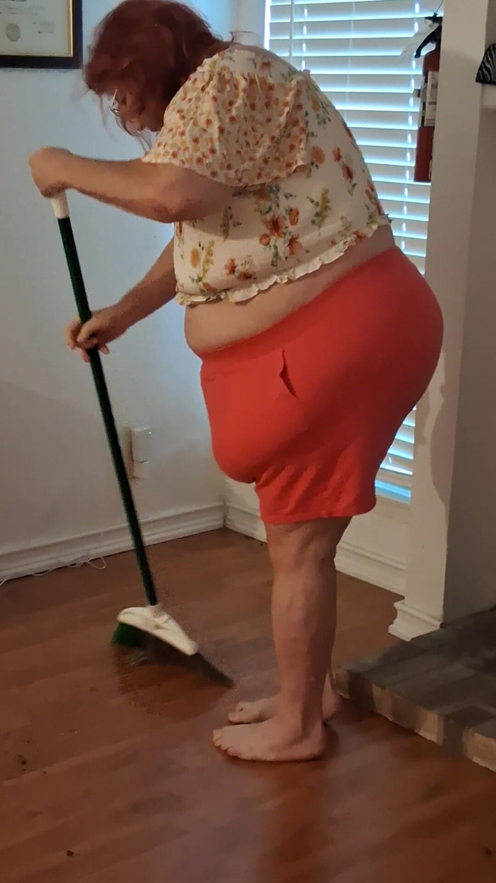 BBW nurse Vicki adventures with friends: Big Belly Beauty Nurse Vick Cleans up Messy Floor