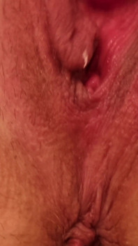 Juicydream - Jag knullar min fitta med vibratorn medan han fingrar på mitt rövhål