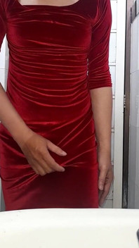 Crossdresser stříkání do sexy sametových šatů