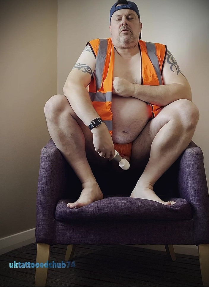 uktattooedchub74: 建設作業員が昼休みに楽しんでいる