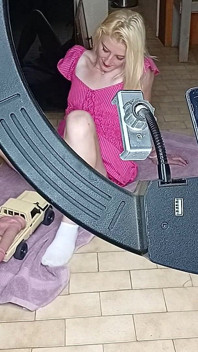 Studente krijgt haar kutje geneukt met rc auto