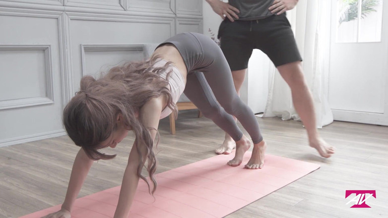 Asian Milfs n Teens: Joga z uroczą azjatycką laską - Perv milfs n nastolatki