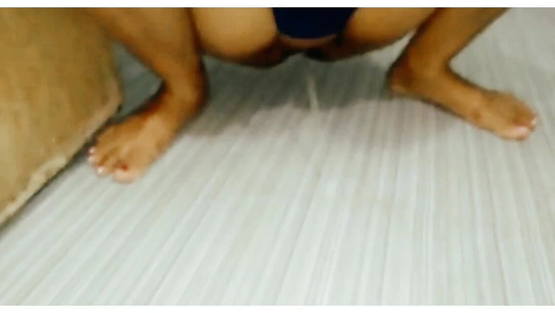 Sex Park: Tesão de menina no banheiro mijando