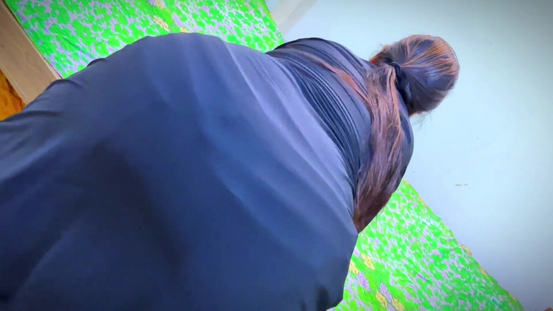 Aria Mia: アラブ系のホットな継母がホテルのベッドで道からイって興奮し、彼女の大きなお尻を見て手コキを始める