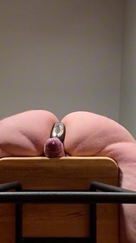 自分のチンコに座ってる