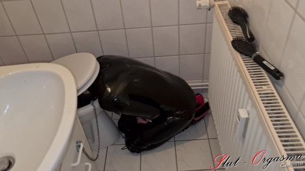 Slut Orgasma Celeste: Niewolnik dziwka - Orgasma Celeste w lateksie picie szczania i sprzątanie...