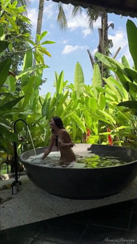 Si scatena con me in un bagno bollente nudo nella giungla