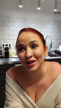 Žhavá a sexy footjob a kouření akce se sousedkou Gejšou Kydem