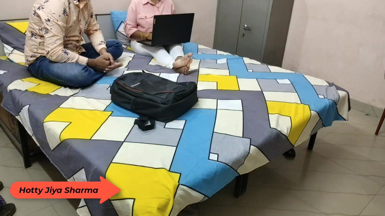 Desi Club House: 아빠가 집에 없을 때 배다른 아들의 자지를 원하는 핫한 거유 계모