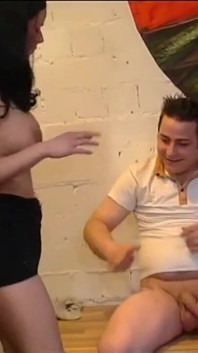 Gagici mature cu lesă sug pula și se fut în orgie de grup sălbatică