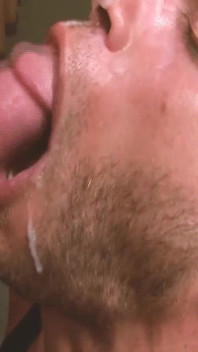 Însetat de spermă twink slab o adoră când prietenul său matur îi oferă o muie la birou