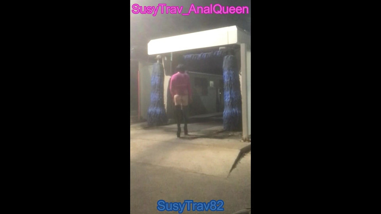 SusyTrav_AnalQueen: Seksi pembe kıyafetli açık havada halka açık yürüyüşü