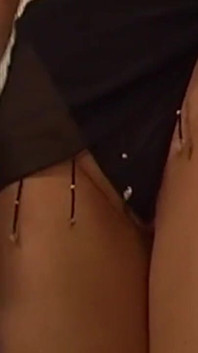 Zralá brunetka MILF dostane výprask červenou při užívání hraček