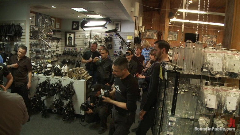 Bound in public: Jessie colter di-gangbang di toko kulit mr s