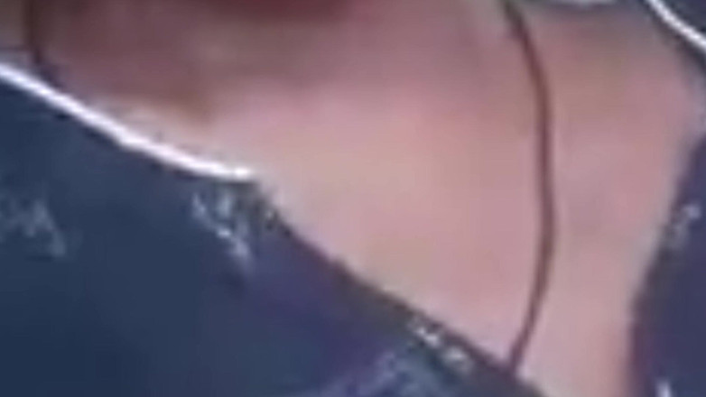 DesiBurChudai: 남편이 나간 후, 그는 의붓아빠를 매우 격렬하게 따먹어