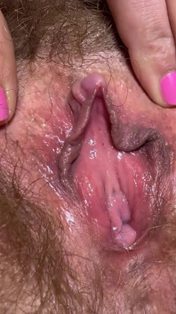 Bizarra boceta peluda se masturbando em close- enorme clitóris e orgasmo real