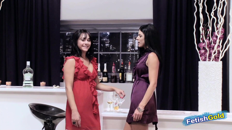 Old Bangs Young: MILF berambut coklat terlibat dalam permainan lesbian kotor dengan pelayan...