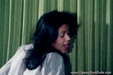 Classic Porn DVDs: Hnědovlasá kočka dostane hračku do kundičky