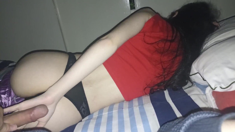 Jopy sex: Wchodzi w noc i pieprzy piękną 18-letnią różową pochwę, ona jest...