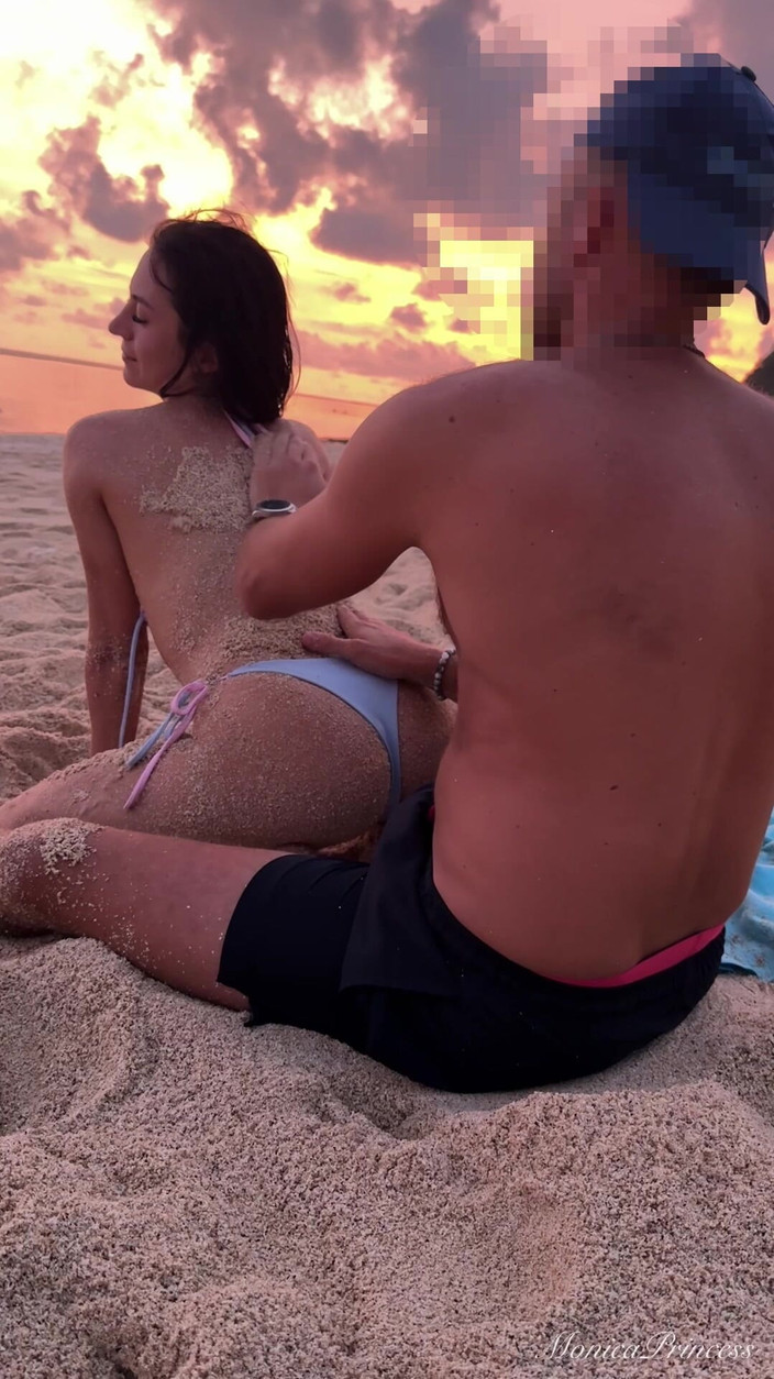 Princess Monica: Masaje erótico de culo en la playa, diversión traviesa en...