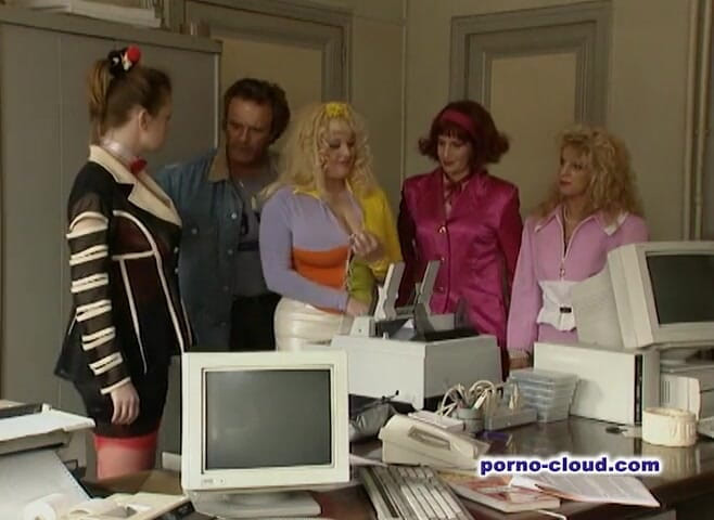 Porno Cloud: Milf calde si divertono in un'orgia e in una trio...