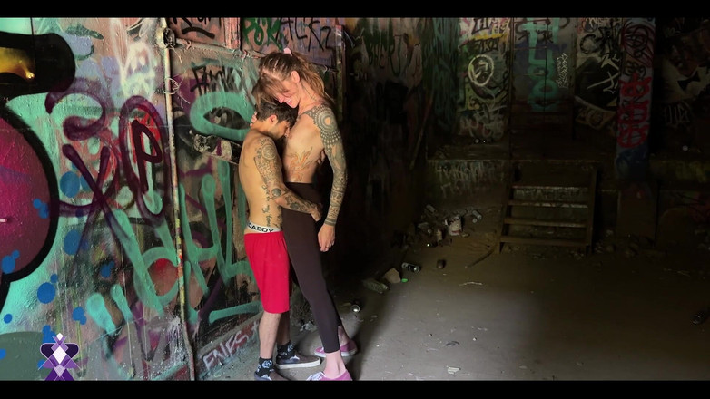 Gray Perrier: Trans dívka Veřejné šukání trans muže v opuštěné elektrárně