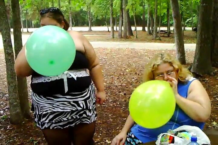 BBW nurse Vicki adventures with friends: 2 bbws blasen und knallen