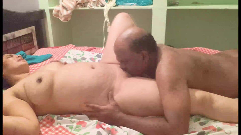 Sexy sindu: Wanita seksi dengan mata sange ini suka banget dipuasin sama...