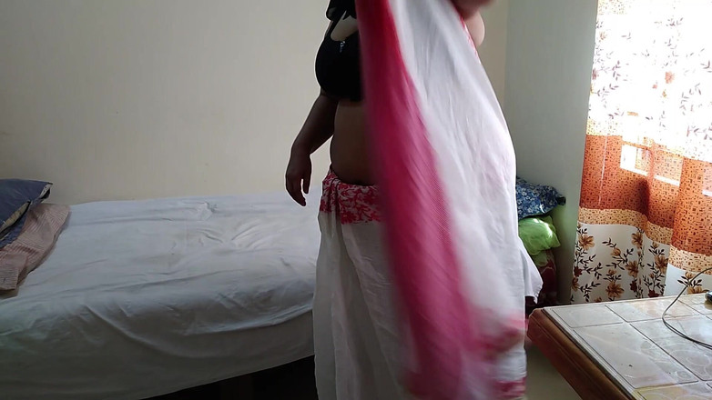 Aria Mia: Zatímco Rajasthani bbw nahá babička se sprchuje a nosí Saree...