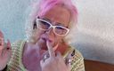 PureVicky66: Grandota abuela alemana fuma y juega con su coño mojado