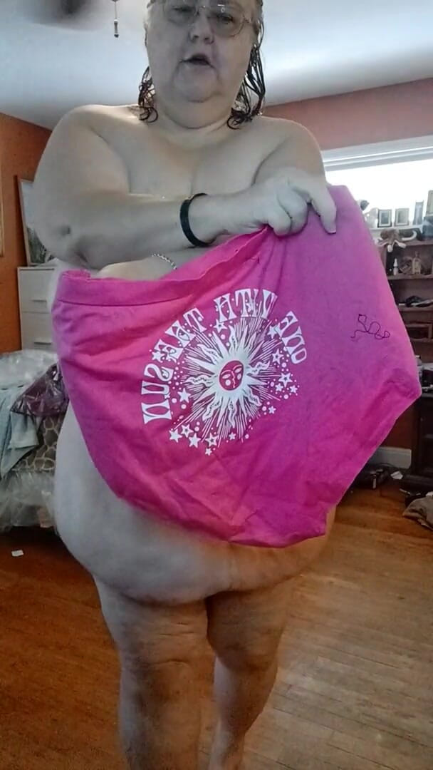 BBW nurse Vicki adventures with friends: Zakładam różowe majtki różowy top i słodkie szorty z lodami