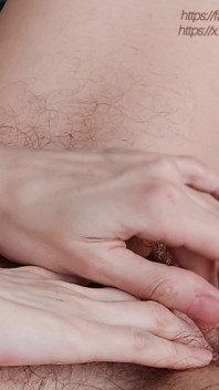 Een Goed Gedrukte Vrouwelijke Orgasme Met Kreunen. Masturbeert Met Haar Vingers Op Haar Clitoris