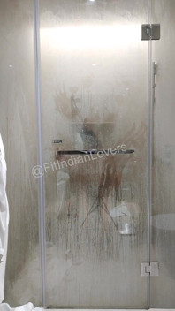 Fittes desi-paar mit dampfendem erotischem duschsex