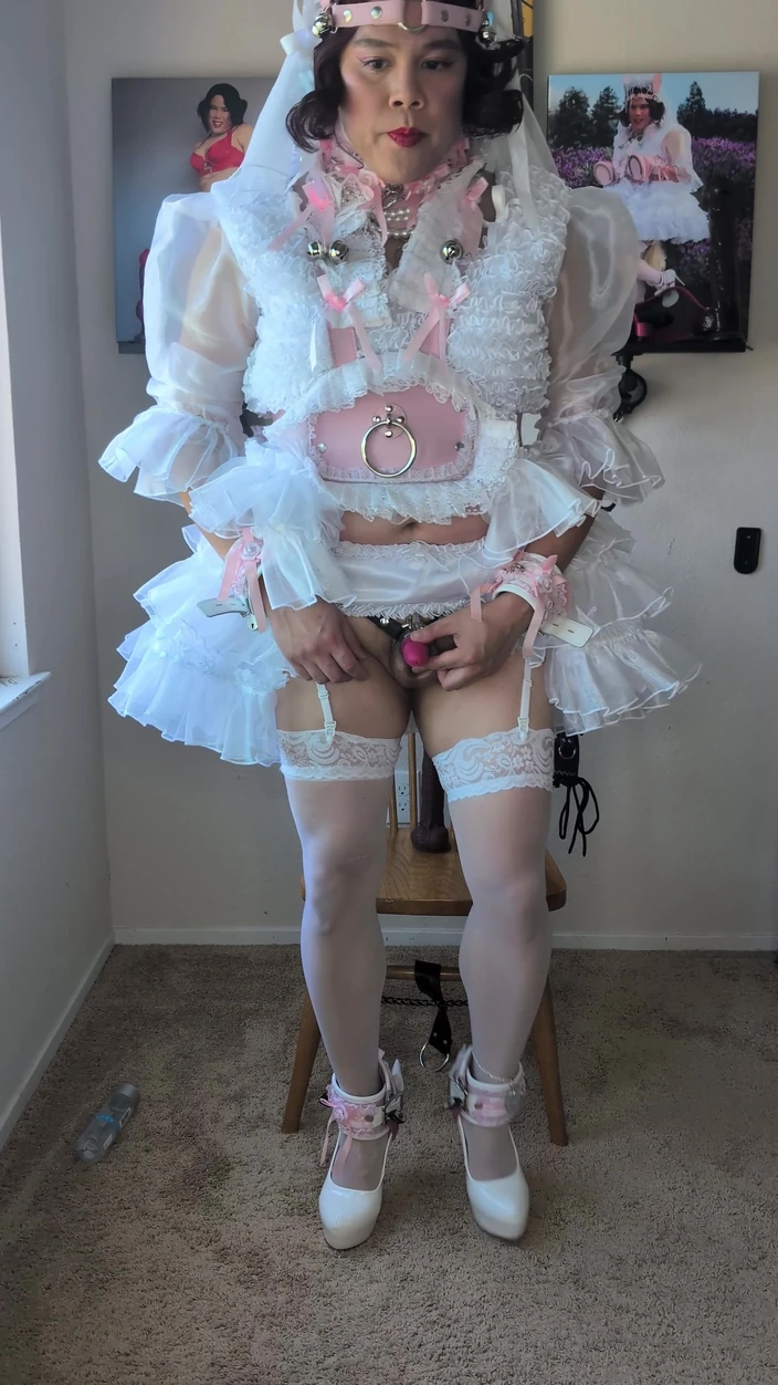 Sissy Candy: Sissy-bruid speelt met veel dildo's