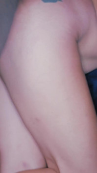 Brunetka dziwka żona zachęca uległego cuck mężulek do jedzenia jej BBC gangbang creampies