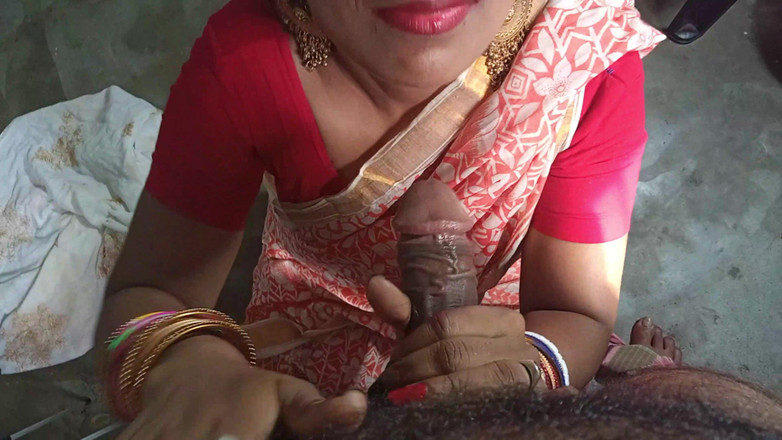 FireeCouple: Madam dostala služebného ptáka, aby jí ošukal kundičku v kuchyni!...