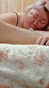 La moglie mi succhia il cazzo fino a quando la sua bocca si riempie di sperma caldo