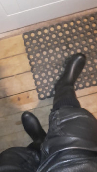 Rubberboots and Leatherpants on Ice