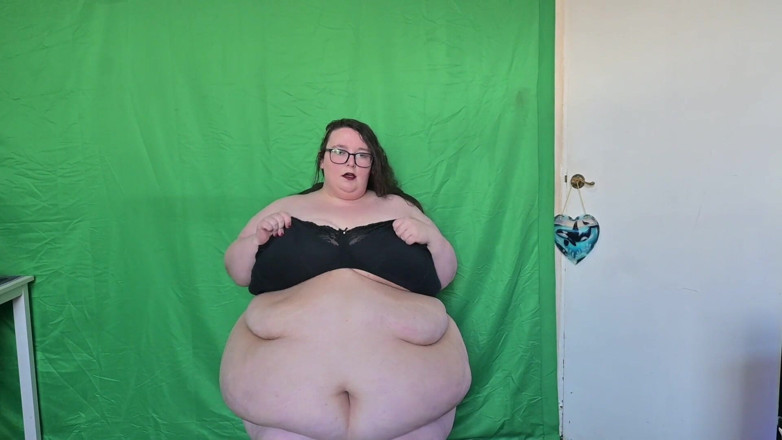 SSBBWLadyBrads: Zeița sexy SSBBW se dezbracă și se agită