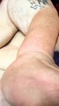 Jako Dale Earnhart šuká tu kundičku tvrdě s každým nárazem, který jí jde do mrdky
