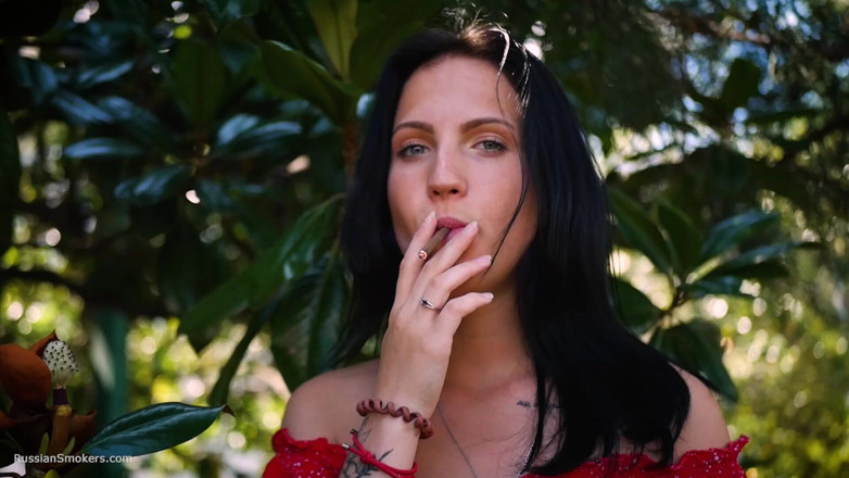 Russian Smokers: Brunetă obraznică în rochie roșie fumând țigară laminată