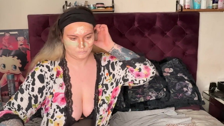 MissFFW: Kinky hoer doet haar make-up aan voor een kinky nacht