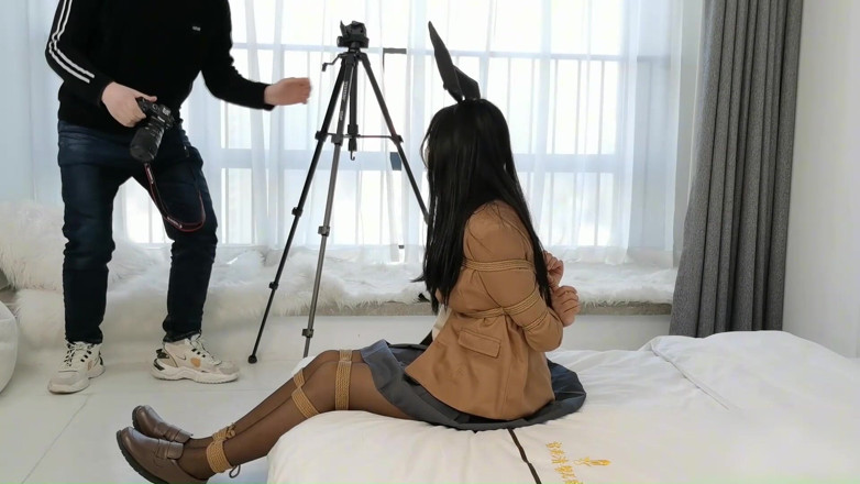 Cute girl bondage: Бондаж с веревкой красотки в черных чулках, свинья переплет, щекотка ступней