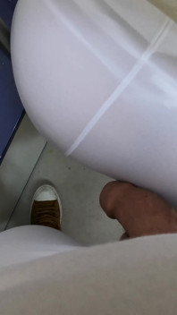Estranha Tesuda MILF Toca Meu Pau No Metrô - Esfregando Pau Punheta Em Trem Público