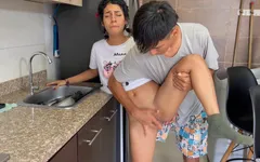 Adik tiriku nggak aman tentang seksualitasnya, aku bikin dia sange dan ngentot memeknya di dapur